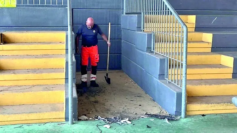 Operai al lavoro per sistemare i danni provocato dai nuovi vandalismi notturni in via Stadio