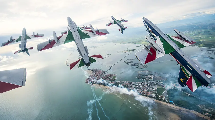 Una passata edizione dell’Air show delle Frecce tricolore sopra la spiaggia di Grado