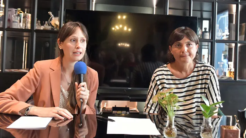 La segretaria regionale dem, Caterina Conti e la deputata Serracchiani