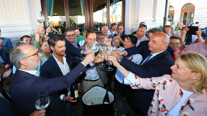 Il brindisi fra alleati del centrodestra a Trieste, dopo l'ufficializzazione del trionfo elettorale di Massimiliano Fedriga nell'aprile del 2023