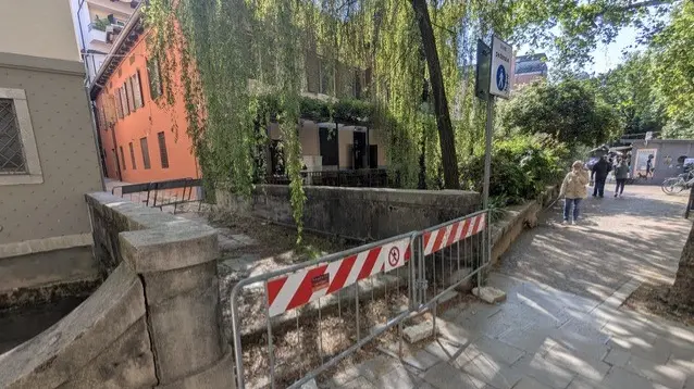Il ponte chiuso sulla roggia di via Zanon