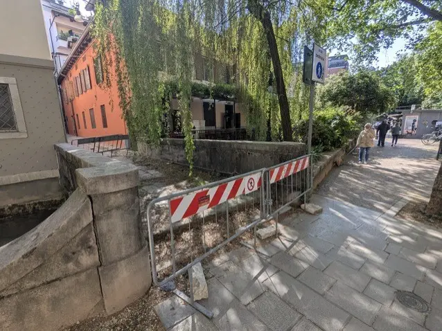 Il ponte chiuso sulla roggia di via Zanon