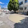 Buche come crateri in strada in via Gozzi a Pordenone