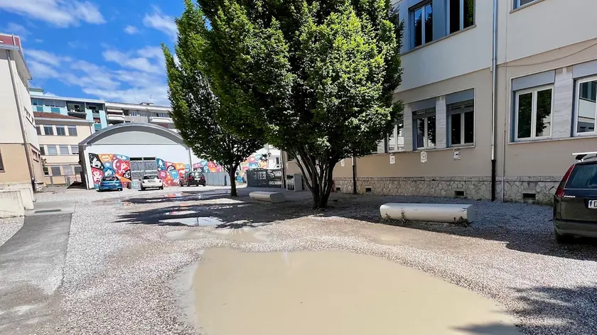 Buche come crateri in strada in via Gozzi a Pordenone