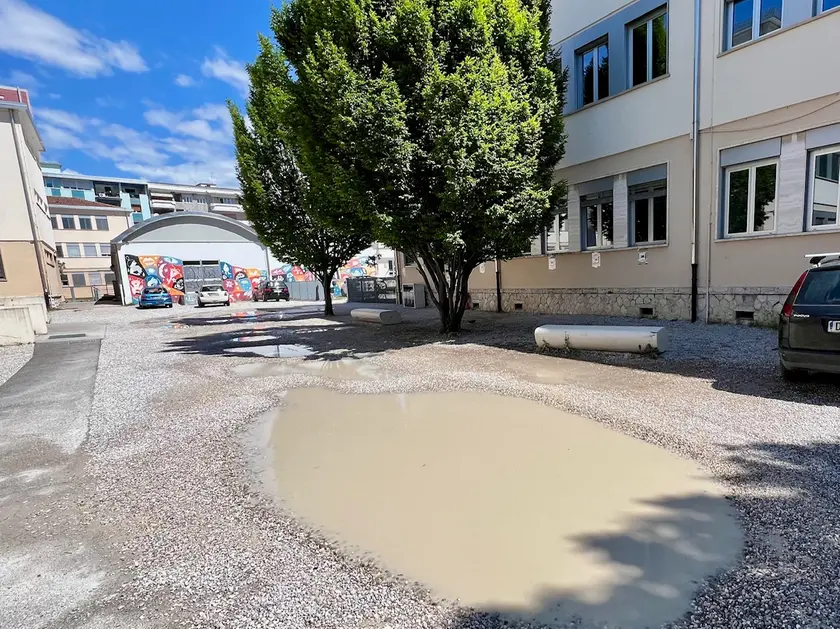 Buche come crateri in strada in via Gozzi a Pordenone