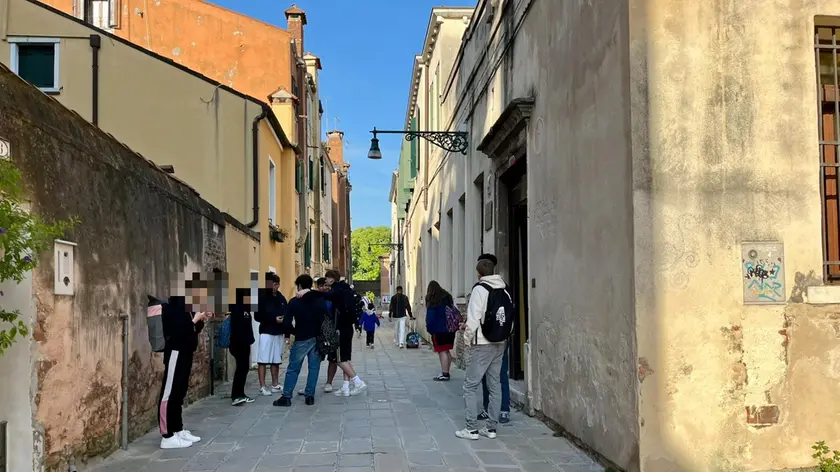 Bandiere a mezz'asta nell'istituto frequentato da Anna Chiti