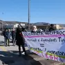 Un presidio delle lavoratrici all’esterno della fabbrica (Silvano)