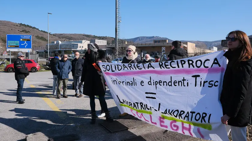 Un presidio delle lavoratrici all’esterno della fabbrica (Silvano)