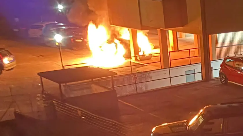 Le immagini dell'auto in fiamme in via Caltanissetta