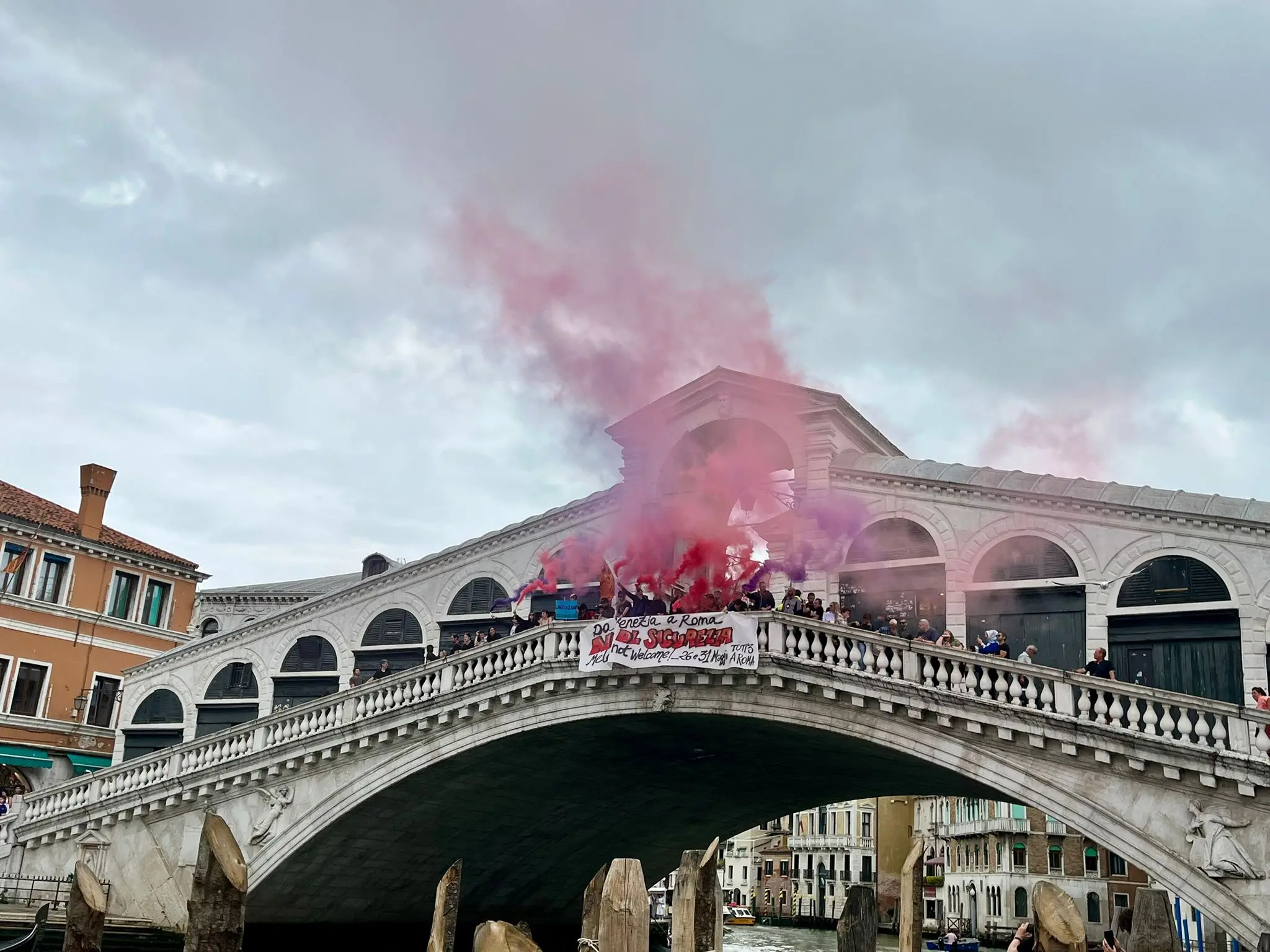 La protesta sul ponte di Rialto