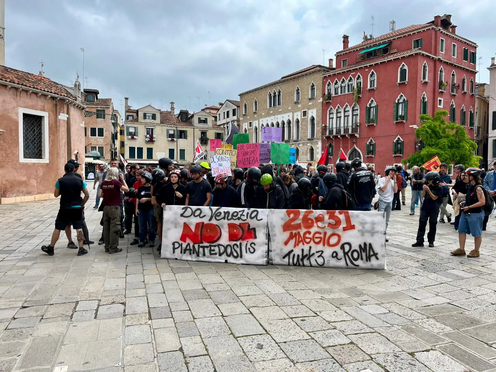 Gli attivisti dei centri sociali