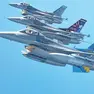 Una recente cerimonia nella Base Usa, a d destra tre F-16 di stanza ad Aviano