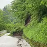 La frana sulla strada che conduce alla frazione di Lovea, nel Comune di Arta Terme