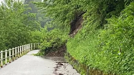 La frana sulla strada che conduce alla frazione di Lovea, nel Comune di Arta Terme