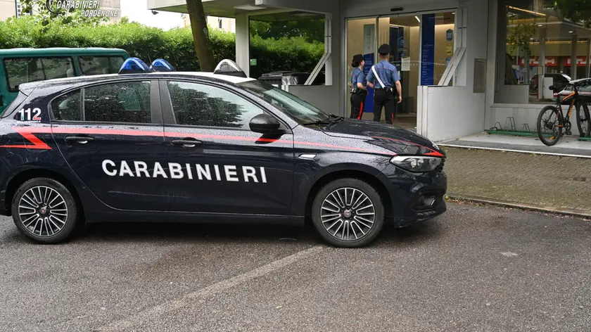 I carabinieri di fronte alla banca dov’era stato smaltito il denaro