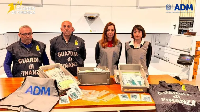 Il materiale sequestrato dalla Guardia di finanza a Maniago