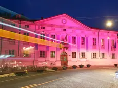 Il municipio di Gorizia si tinge di rosa per il Giro d'Italia (Tibaldi)
