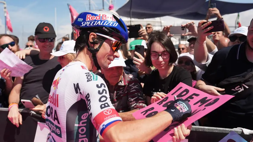 Isaac Del Toro (Uae) il primo messicano nella storia a vestire la maglia di leader