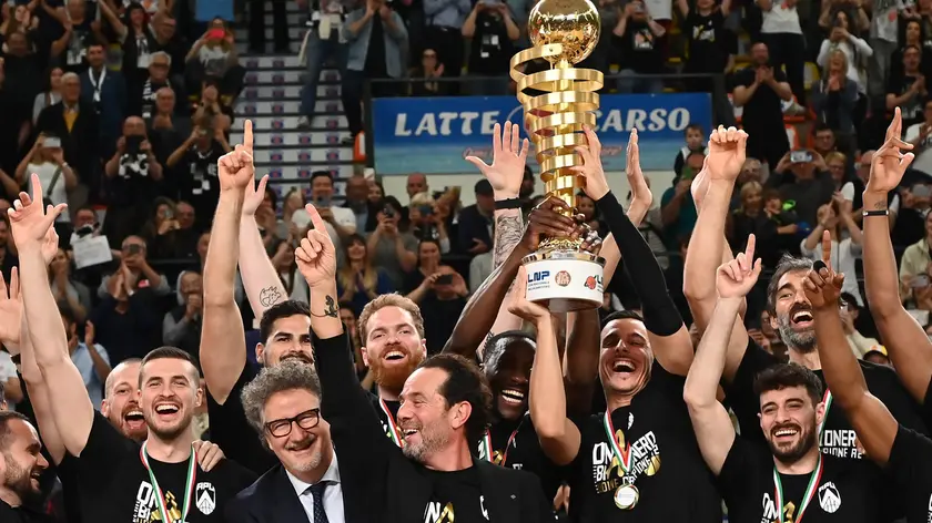 L'Apu con il trofeo di A2