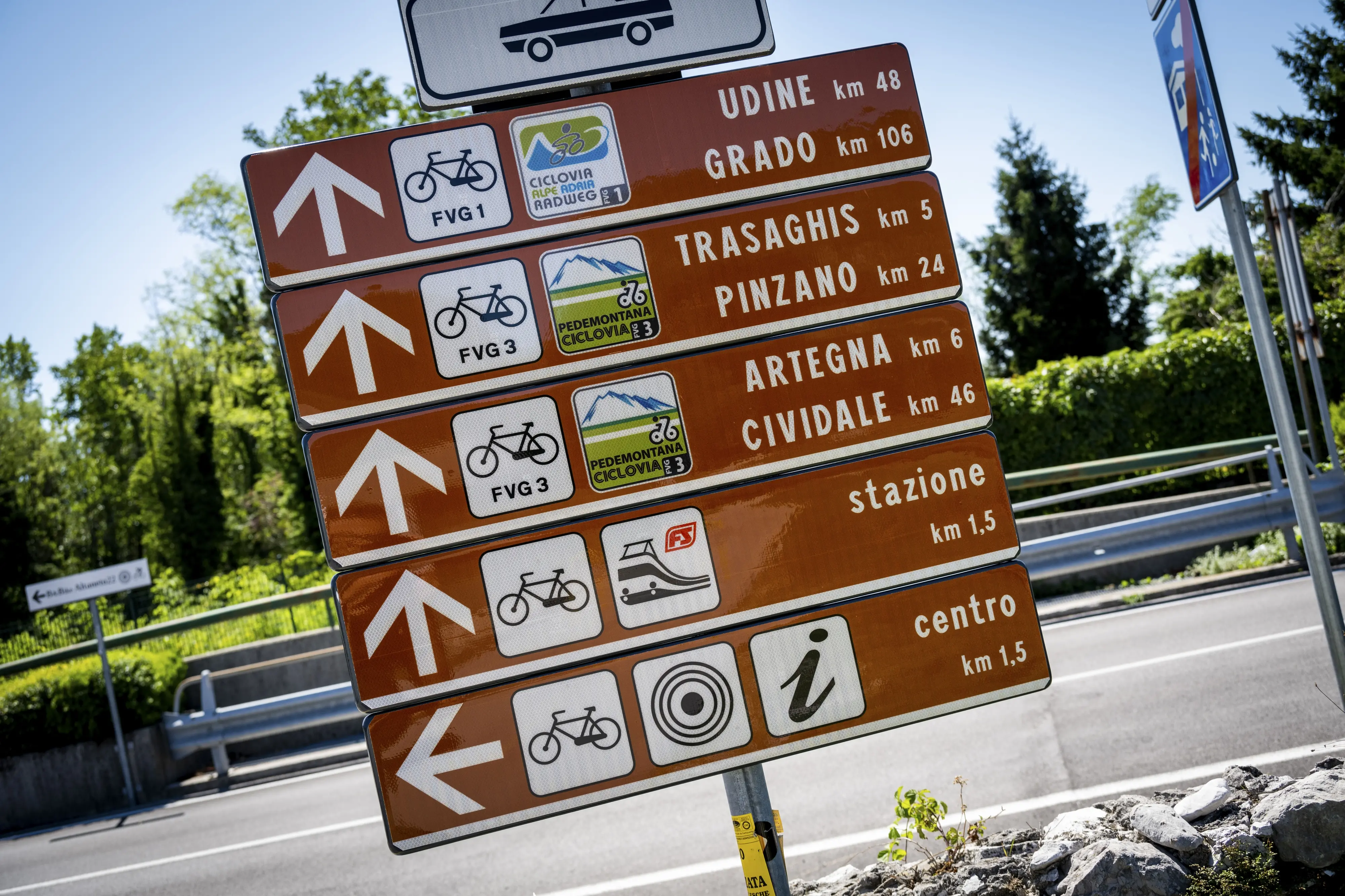 La segnaletica delle ciclovie a Cividale, foto Brollo