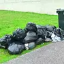 I sacchi abbandonati dopo il trasloco vicino al cimitero