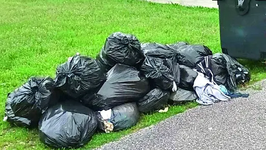 I sacchi abbandonati dopo il trasloco vicino al cimitero