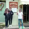 Le sorelle Corona con Daniele di fronte al panificio