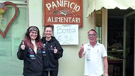 Le sorelle Corona con Daniele di fronte al panificio
