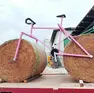 La bici realizzata con le balle di fieno a Manzano