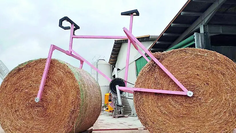 La bici realizzata con le balle di fieno a Manzano