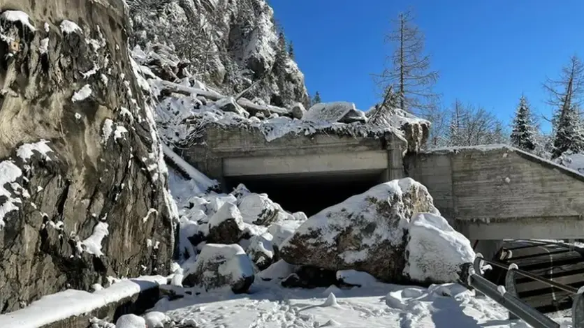 La frana che ha messo fuori uso la statale 52 bis Carnica verso il passo di Monte Croce