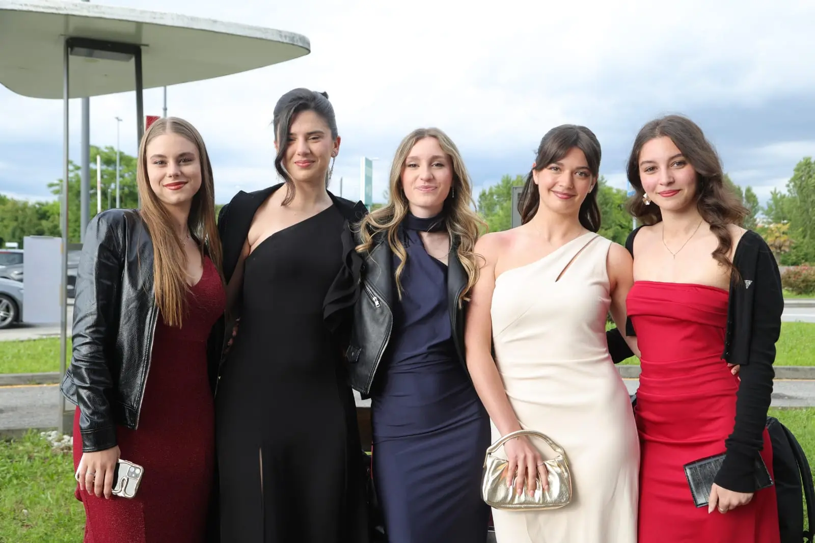 Gli studenti udinesi nella serata a loro dedicata: cena con la classe poi appuntamento al terminal studenti per partire verso la notte di Lignano. Nelle foto Petrussi i momenti prima della partenza con i ragazzi che sfoggiano gli abiti delle grandi occasioni.