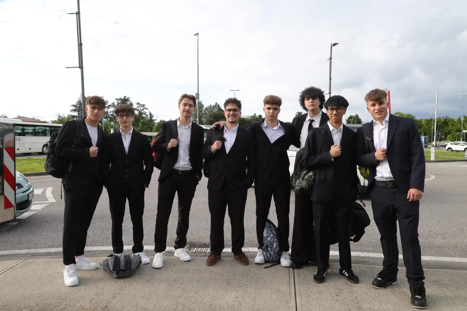 Gli studenti udinesi nella serata a loro dedicata: cena con la classe poi appuntamento al terminal studenti per partire verso la notte di Lignano. Nelle foto Petrussi i momenti prima della partenza con i ragazzi che sfoggiano gli abiti delle grandi occasioni.