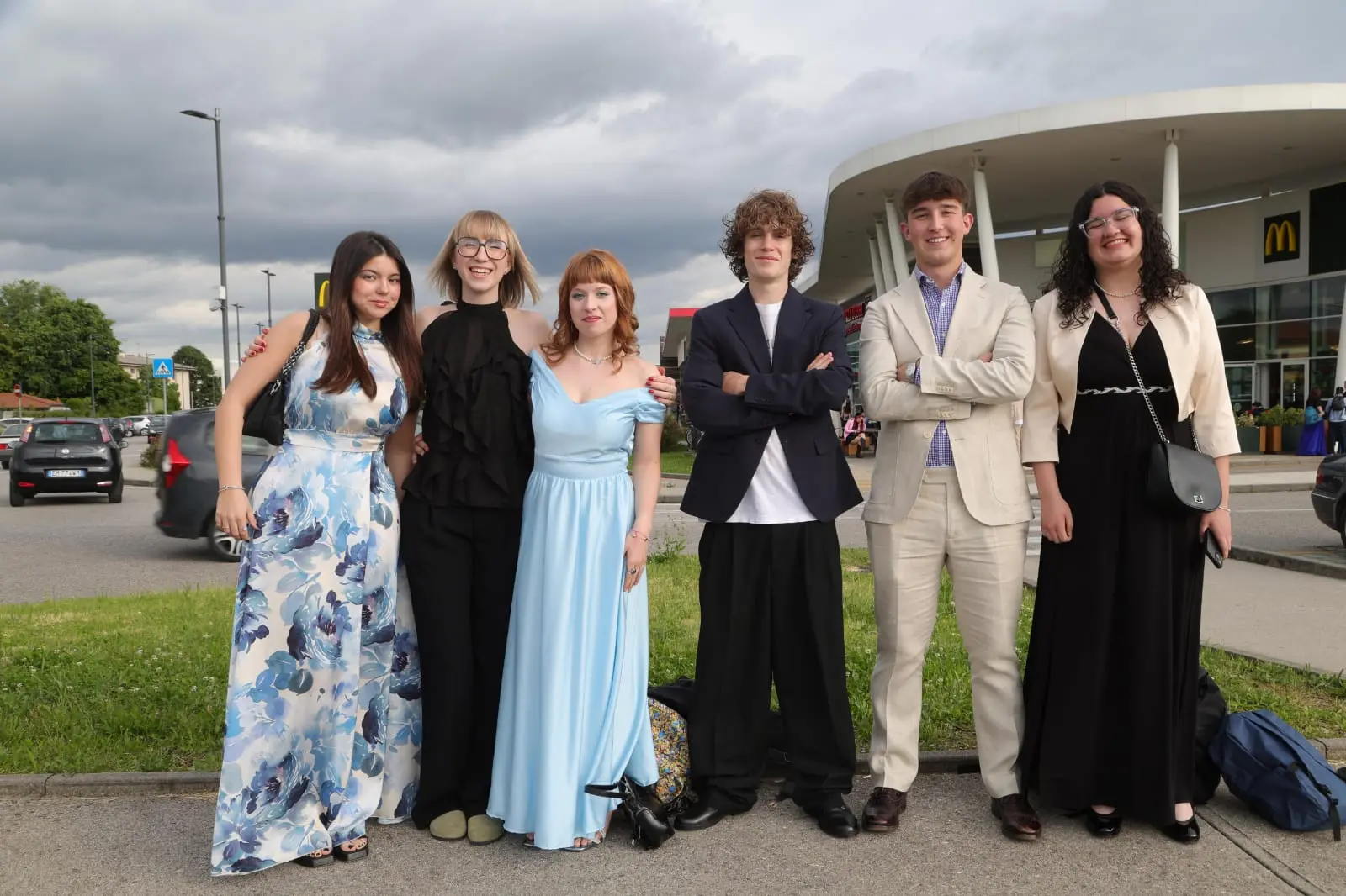 Gli studenti udinesi nella serata a loro dedicata: cena con la classe poi appuntamento al terminal studenti per partire verso la notte di Lignano. Nelle foto Petrussi i momenti prima della partenza con i ragazzi che sfoggiano gli abiti delle grandi occasioni.