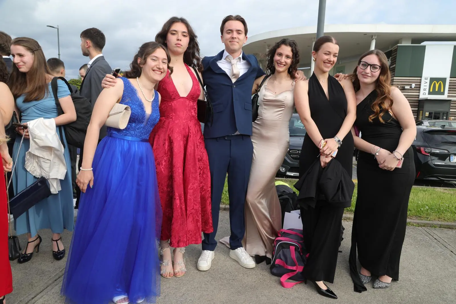 Gli studenti udinesi nella serata a loro dedicata: cena con la classe poi appuntamento al terminal studenti per partire verso la notte di Lignano. Nelle foto Petrussi i momenti prima della partenza con i ragazzi che sfoggiano gli abiti delle grandi occasioni.
