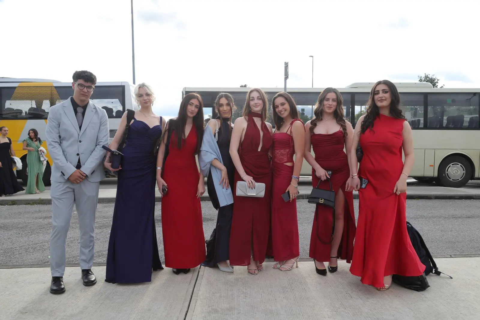 Gli studenti udinesi nella serata a loro dedicata: cena con la classe poi appuntamento al terminal studenti per partire verso la notte di Lignano. Nelle foto Petrussi i momenti prima della partenza con i ragazzi che sfoggiano gli abiti delle grandi occasioni.