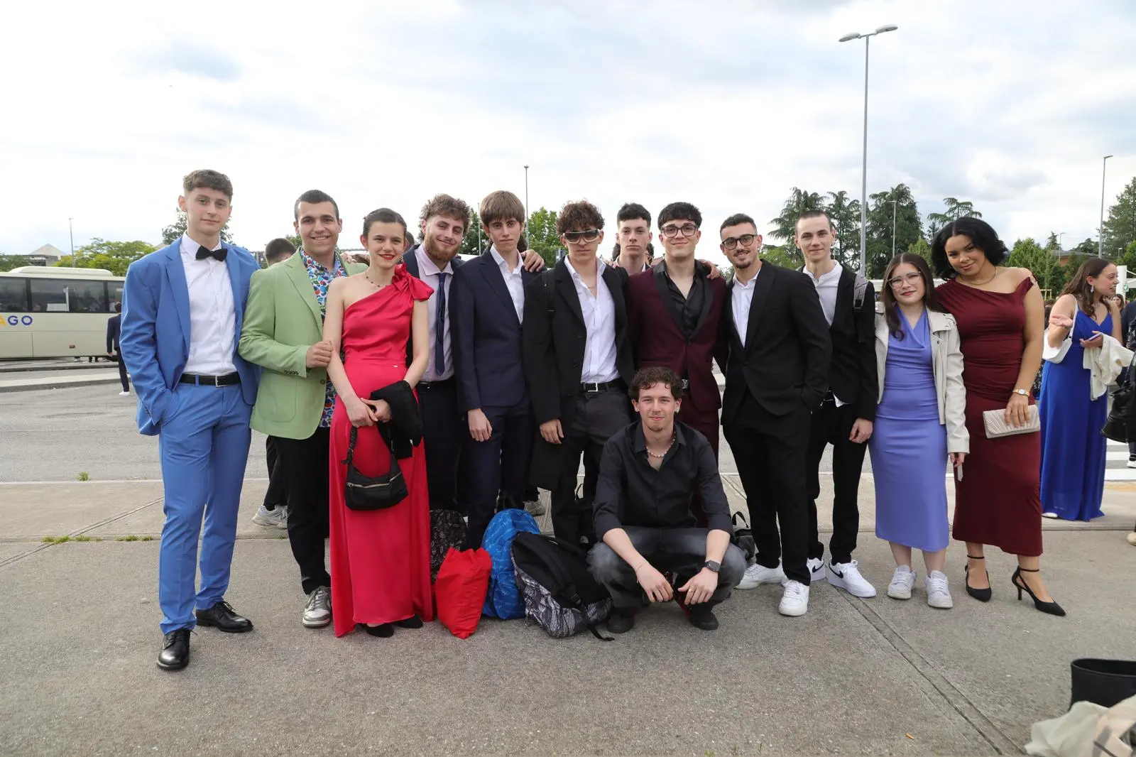 Gli studenti udinesi nella serata a loro dedicata: cena con la classe poi appuntamento al terminal studenti per partire verso la notte di Lignano. Nelle foto Petrussi i momenti prima della partenza con i ragazzi che sfoggiano gli abiti delle grandi occasioni.