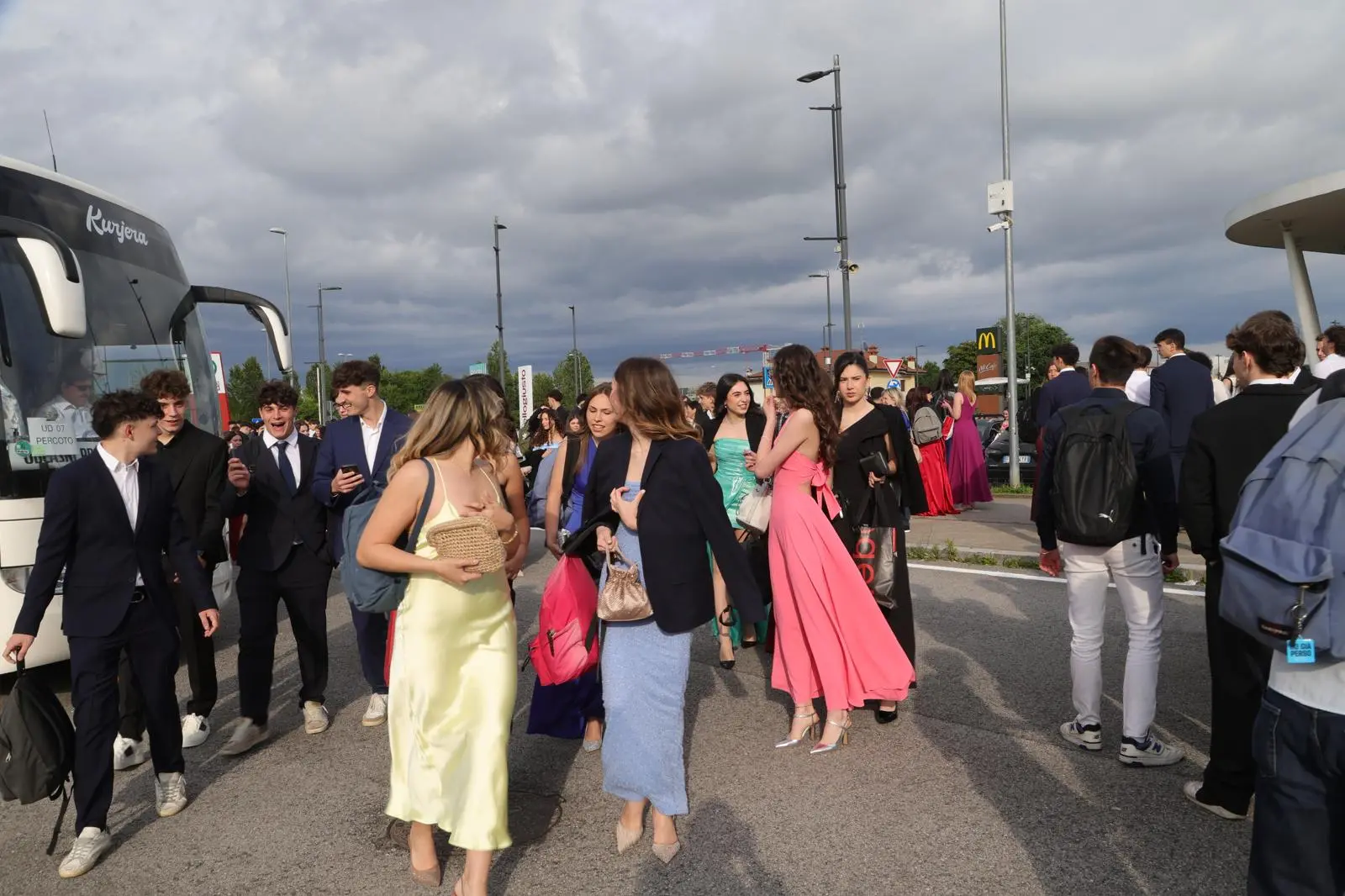 Gli studenti udinesi nella serata a loro dedicata: cena con la classe poi appuntamento al terminal studenti per partire verso la notte di Lignano. Nelle foto Petrussi i momenti prima della partenza con i ragazzi che sfoggiano gli abiti delle grandi occasioni.