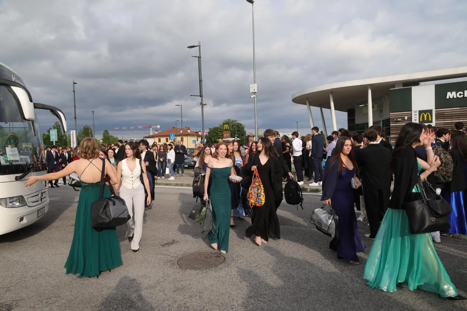 Gli studenti udinesi nella serata a loro dedicata: cena con la classe poi appuntamento al terminal studenti per partire verso la notte di Lignano. Nelle foto Petrussi i momenti prima della partenza con i ragazzi che sfoggiano gli abiti delle grandi occasioni.