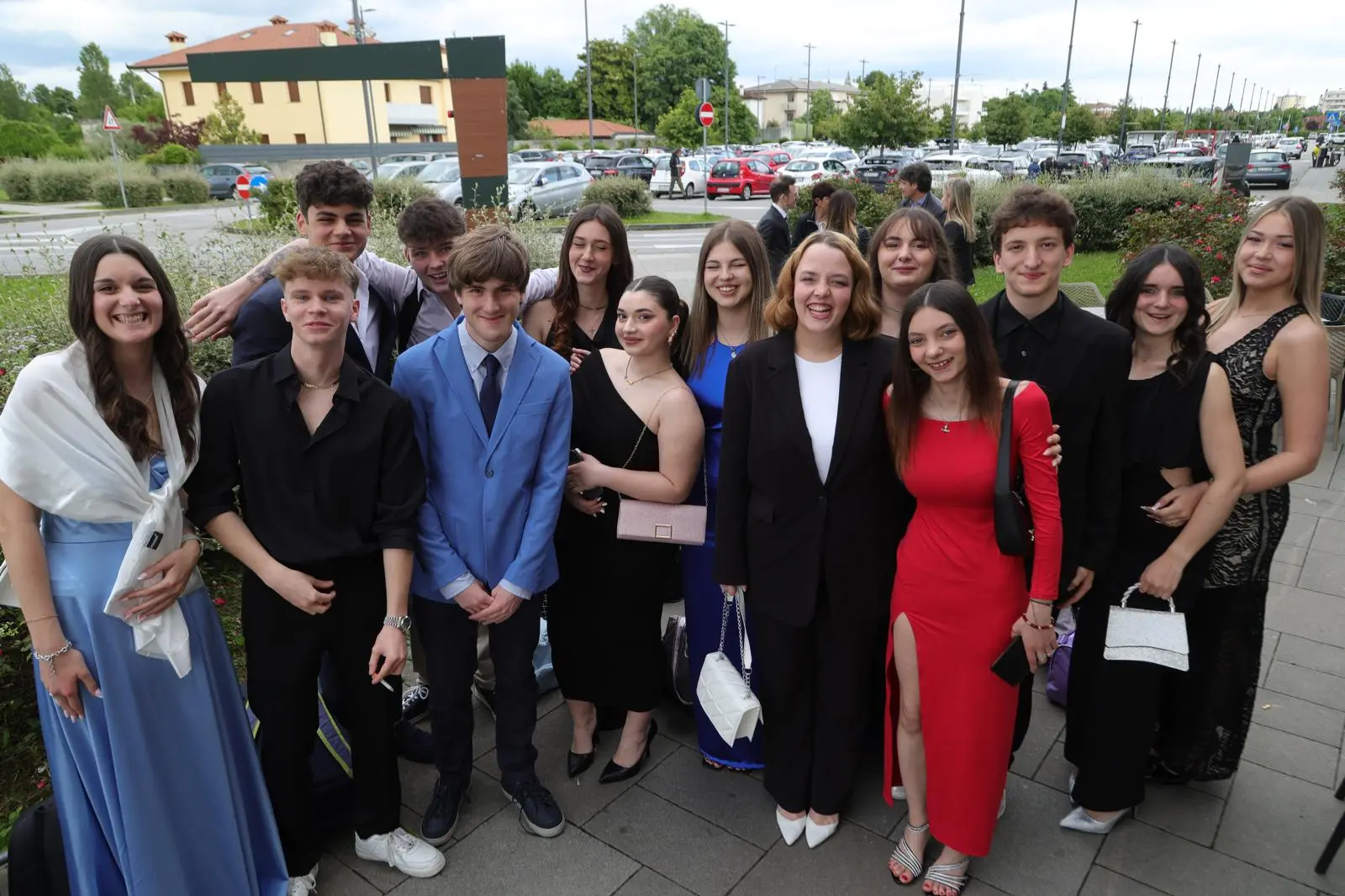 Gli studenti udinesi nella serata a loro dedicata: cena con la classe poi appuntamento al terminal studenti per partire verso la notte di Lignano. Nelle foto Petrussi i momenti prima della partenza con i ragazzi che sfoggiano gli abiti delle grandi occasioni.