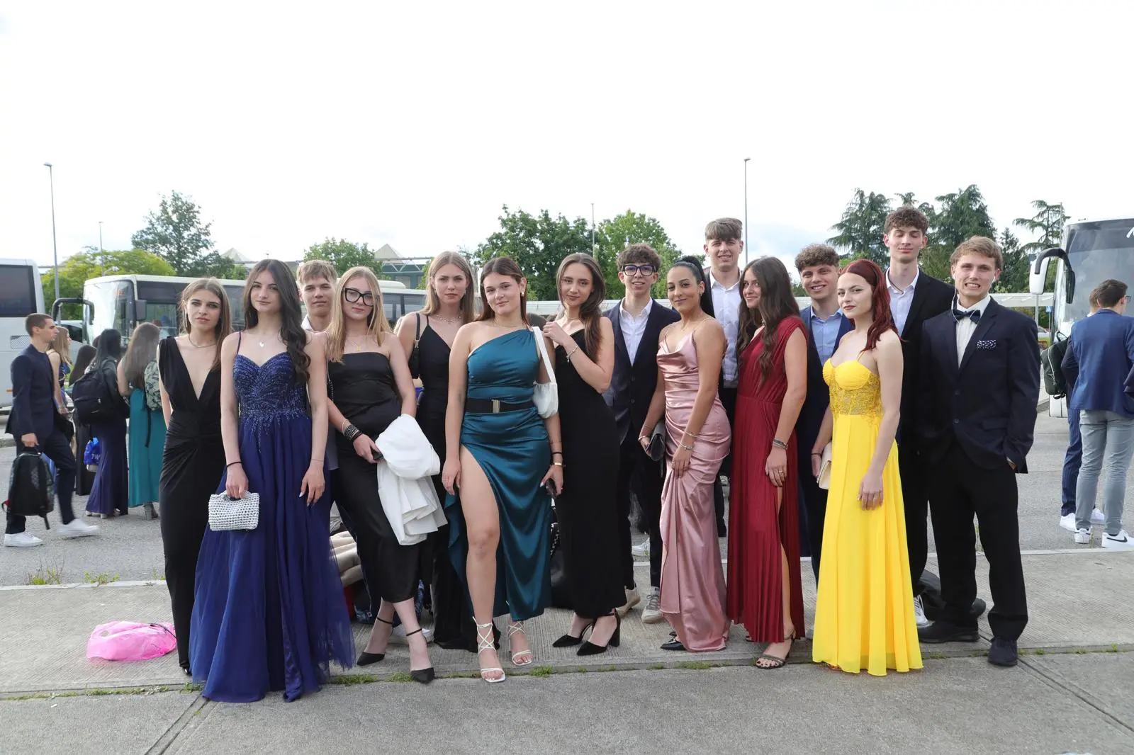 Gli studenti udinesi nella serata a loro dedicata: cena con la classe poi appuntamento al terminal studenti per partire verso la notte di Lignano. Nelle foto Petrussi i momenti prima della partenza con i ragazzi che sfoggiano gli abiti delle grandi occasioni.