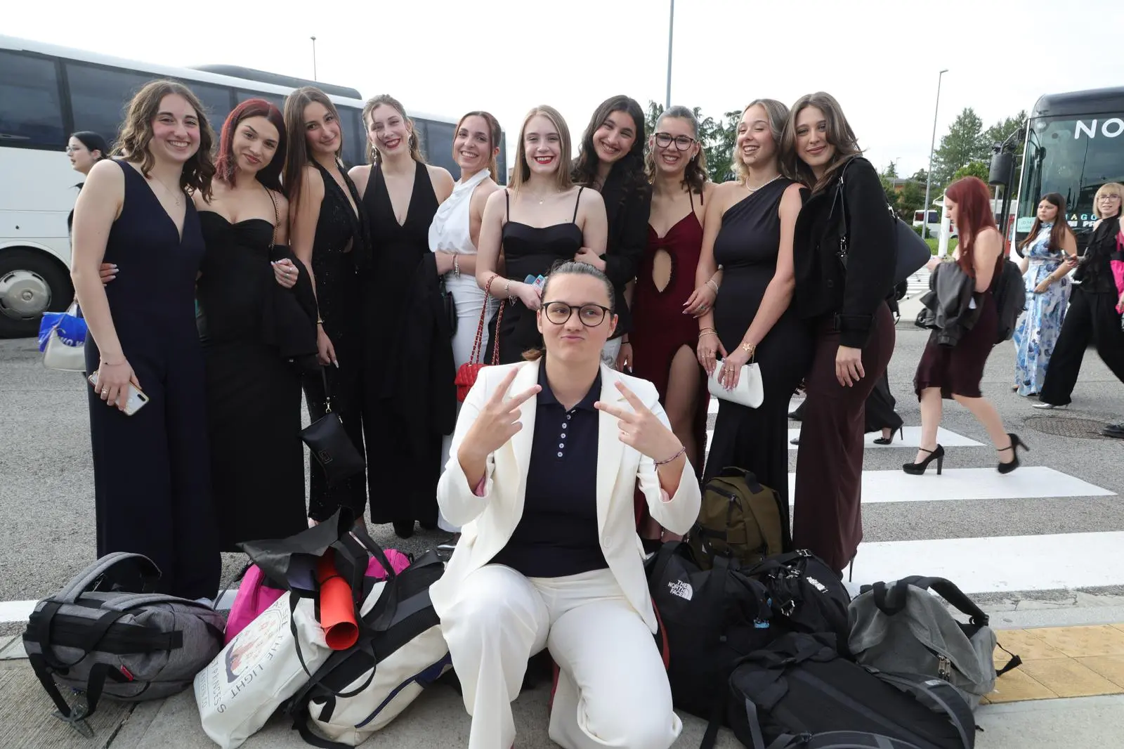 Gli studenti udinesi nella serata a loro dedicata: cena con la classe poi appuntamento al terminal studenti per partire verso la notte di Lignano. Nelle foto Petrussi i momenti prima della partenza con i ragazzi che sfoggiano gli abiti delle grandi occasioni.