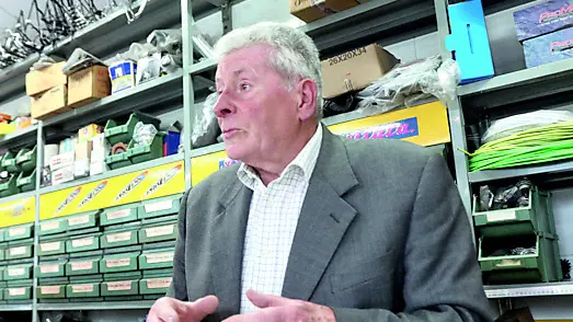 Luigi Colussi, 76 anni, dietro il bancone (foto Ambrosio / Petrussi)