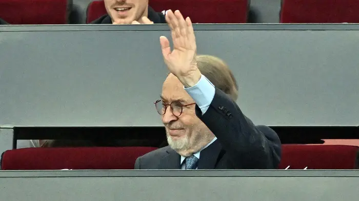 Giampaolo Pozzo saluta i tifosi allo stadio (Foto Petrussi)
