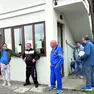 La coda che si è creata, sotto la pioggia, durante l’ultima giornata di ricevimento del medico