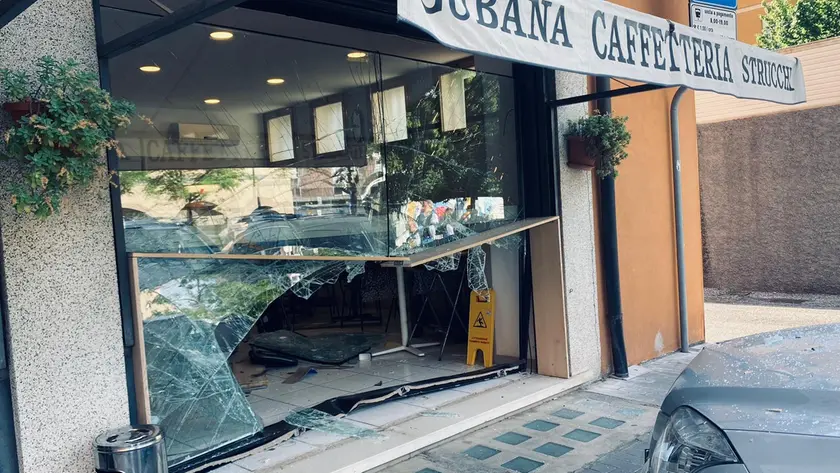 La vetrata in frantumi del bar panificio Del Foro a Cividale