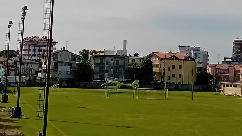 L'elisoccorso intervenuto a grado per soccorrere l'operaio infortunatosi a Grado