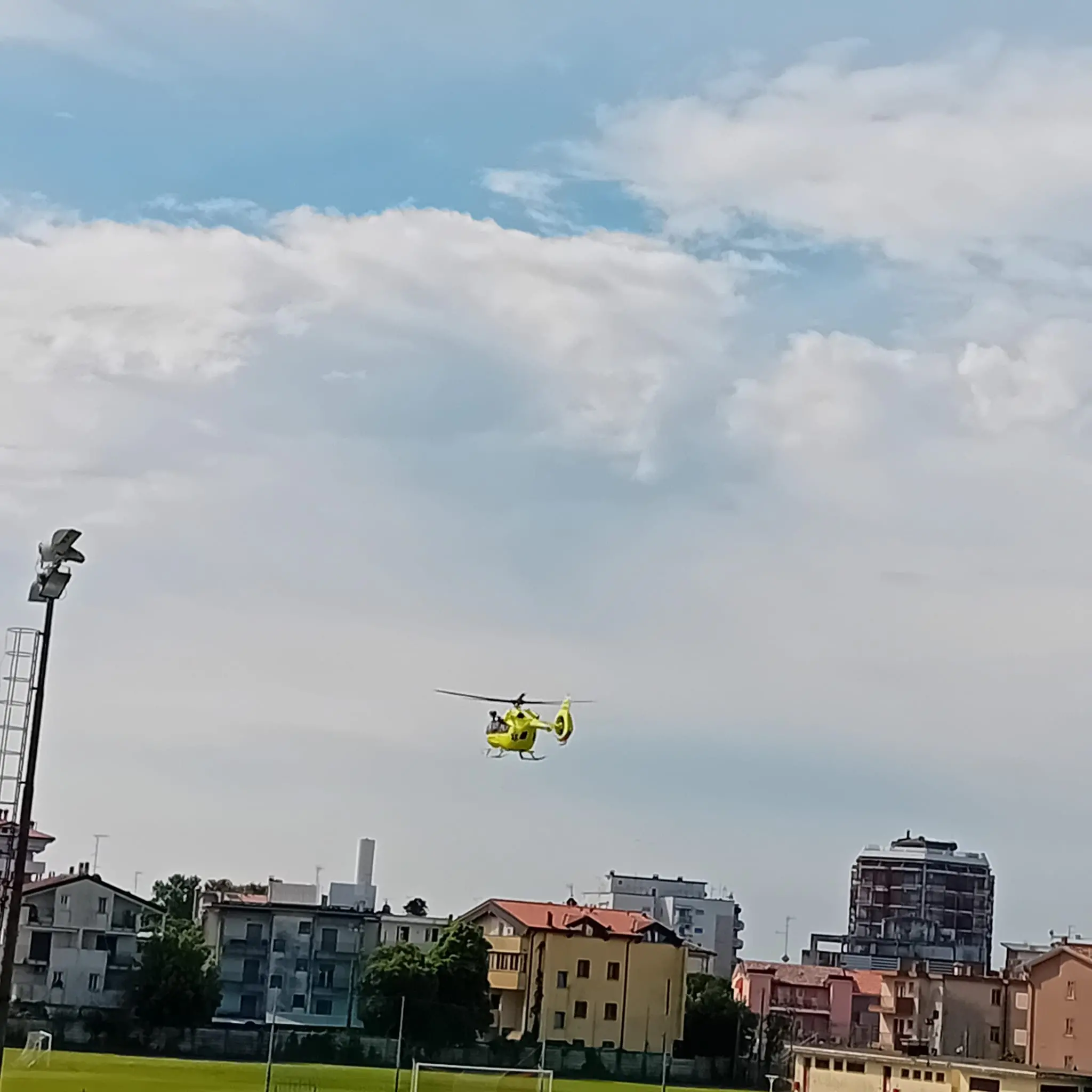 L'elicottero si alza in volo da Grado diretto all'ospedale di Udine