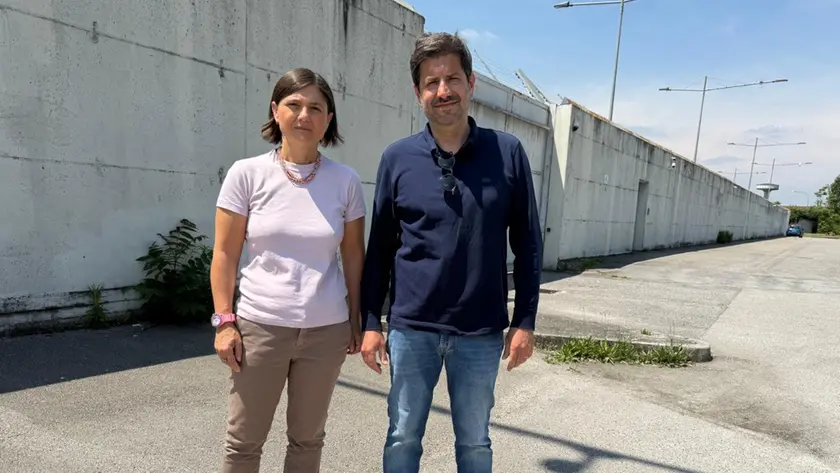 La parlamentare Debora Serracchiani con il sindaco Alessandro Pagotto dopo la visita al Cpr di Gradisca