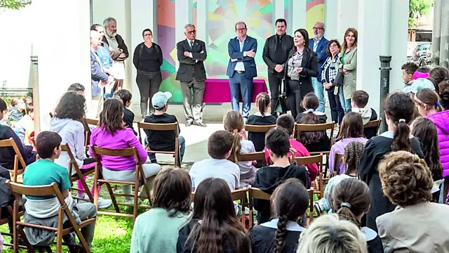Un momento della premiazione con gli studenti,